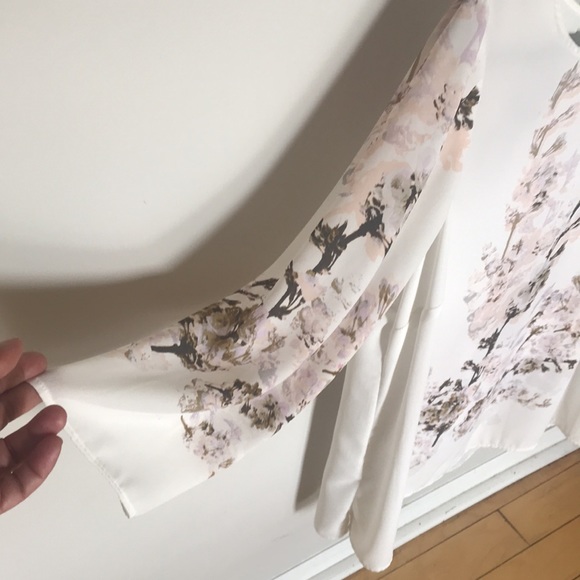 Blouse with small flowers designs. - Picture 5 of 6